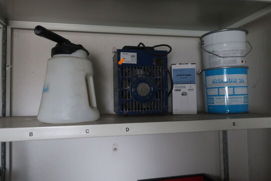 Reol m. indhold: åndeværn mv. 