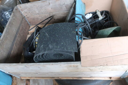 Indhold i container: Dæk, værktøj mv.