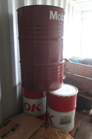 Indhold i container: Dæk, værktøj mv.