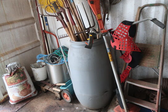 Indhold i container: Værktøj, El-hækkelipper, dunkraft mv.   BOSCH MV. 