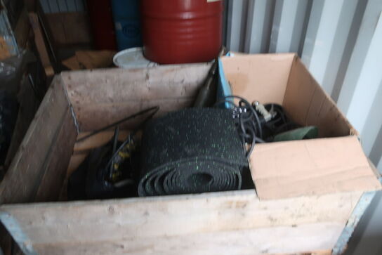 Indhold i container: Dæk, værktøj mv.