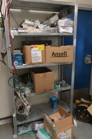 Reoler m. indhold: Værktøj, værnemiddler mv. 