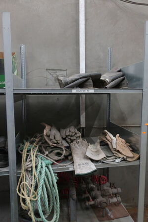 Skraldespande & reol m. indhold: arbejdstøj mv. 