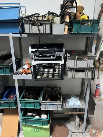 Reol m. indhold: Ventiler, slanger mv.