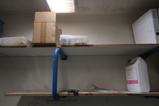 Reoler m. indhold: Værktøj, værnemiddler mv. 