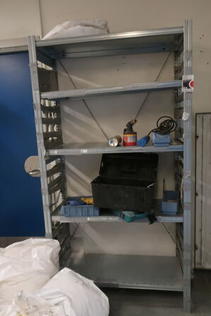 Reoler m. indhold: Værktøj, værnemiddler mv. 