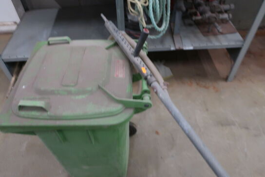 Skraldespande & reol m. indhold: arbejdstøj mv. 