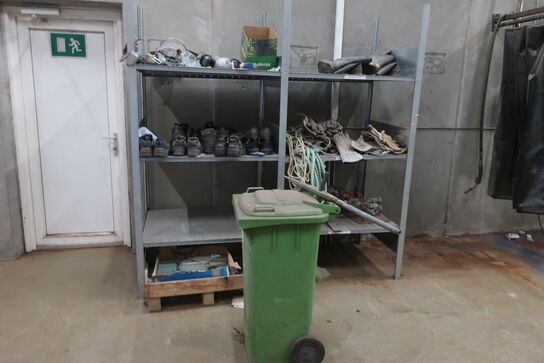 Skraldespande & reol m. indhold: arbejdstøj mv. 