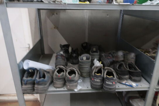 Skraldespande & reol m. indhold: arbejdstøj mv. 