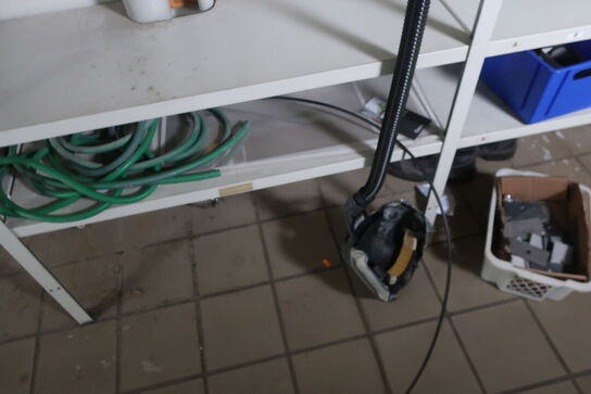 Reol m. indhold: åndeværn mv. 