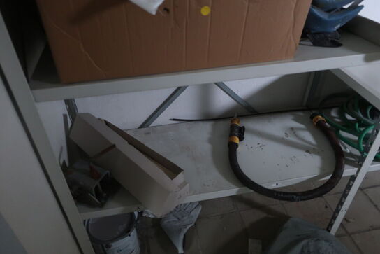 Reol m. indhold: åndeværn mv. 