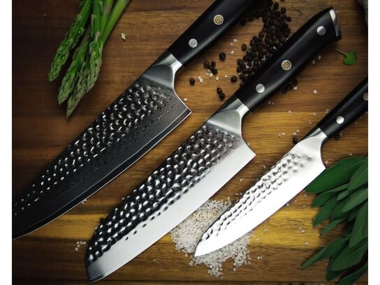 Køkkenknivsæt udført i 67 lags Damaskus stål.