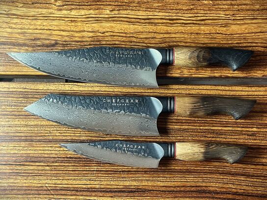 Knivsæt udført i 67 lags Damaskus stål.