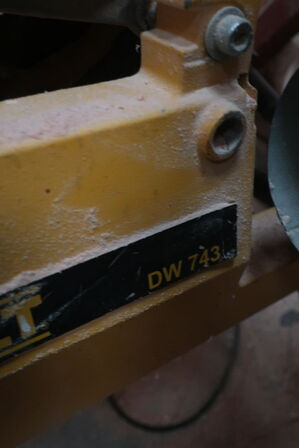 Bordrundsav DEWALT DW 743