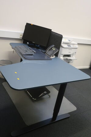 El. hæve/sænke skrivebord, computerskærm SAMSUNG samt skab