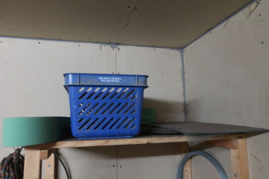 Reol med metalafkorter m.m.