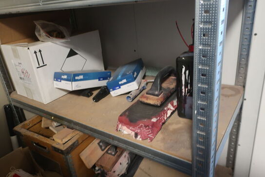 Reol med div. Værktøj, engangshandsker m.m.