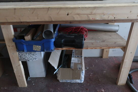 Arbejdsbord med indhold, div. Værktøj m.m.