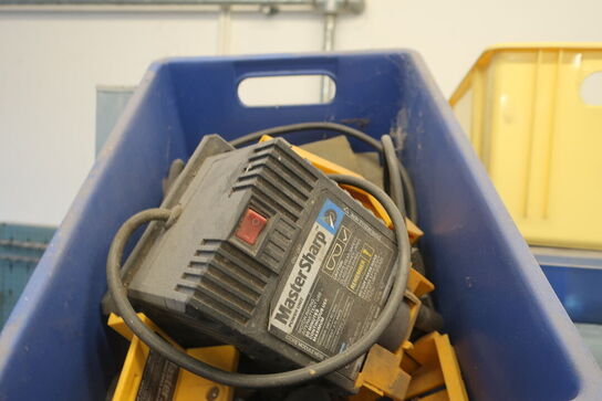 Reol med div. Skruer m.m.