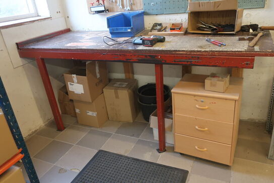 Arbejdsbord med værktøjstavle, div. Værktøj samt akku håndværktøj METABO