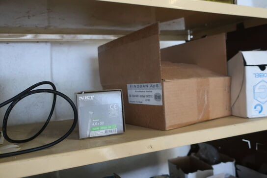 Reol med div. Skruer, pudsemaskine SKILL m.m.