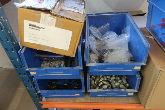 Reol med div. Bolte m.m.