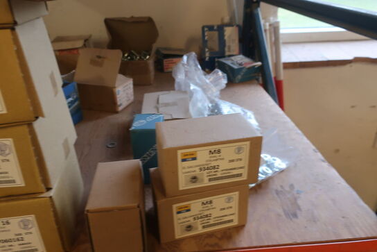 Reol med div. Bolte m.m.