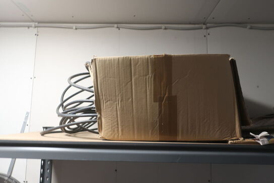 Reol med div. Maling BECKERS m.m.