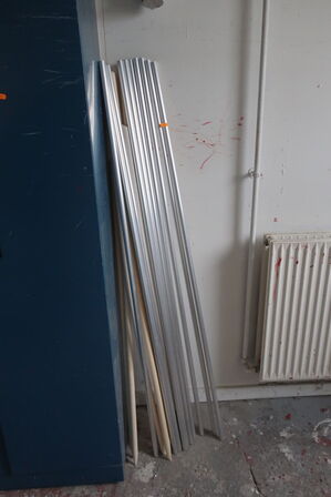 Stålskab med div. Håndværktøj, varelager m.m.