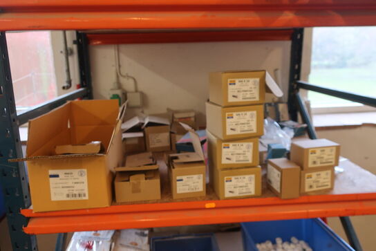 Reol med div. Bolte m.m.