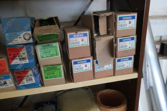 Reol med div. Skruer, pudsemaskine SKILL m.m.