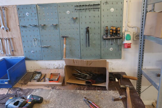 Arbejdsbord med værktøjstavle, div. Værktøj samt akku håndværktøj METABO