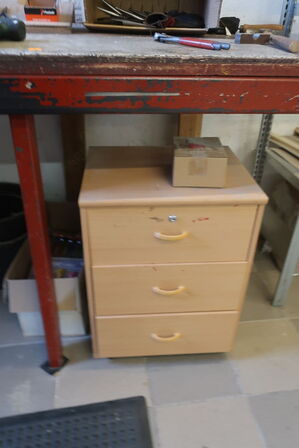 Arbejdsbord med værktøjstavle, div. Værktøj samt akku håndværktøj METABO