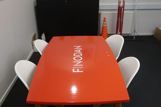 Mødebord med 4 stk. mødestole