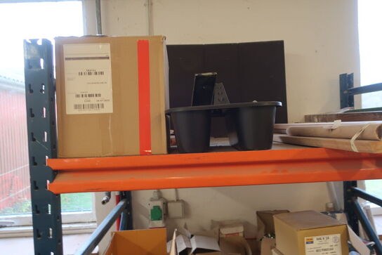 Reol med div. Bolte m.m.