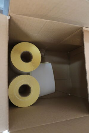 Reol med labelprinter ZEBRA GK 420d, computer HP, printer BROTHER m.m.