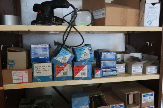 Reol med div. Skruer, pudsemaskine SKILL m.m.