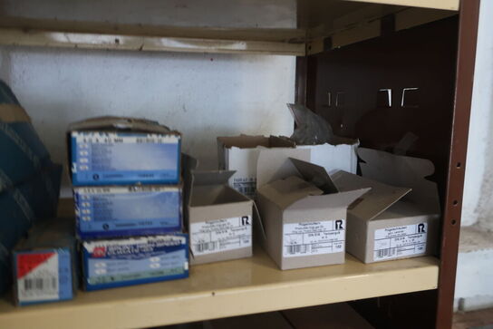 Reol med div. Skruer, pudsemaskine SKILL m.m.