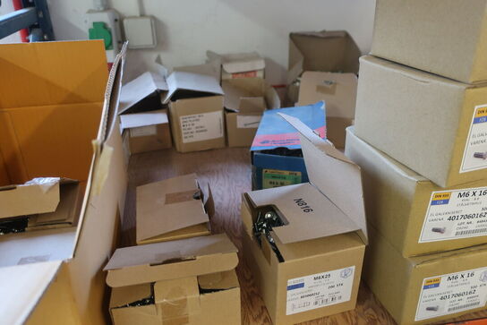 Reol med div. Bolte m.m.