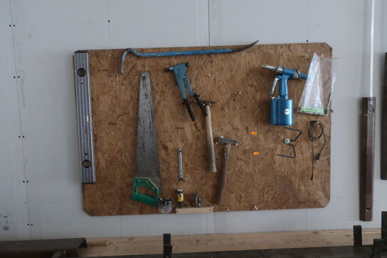 Arbejdsbord med indhold, div. Værktøj m.m.