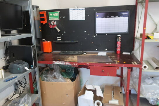 Arbejdsbord med indhold bl.a. plastikfolie