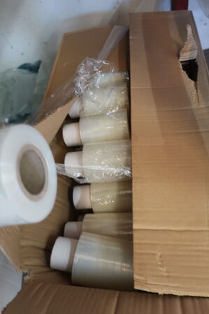 Arbejdsbord med indhold bl.a. plastikfolie