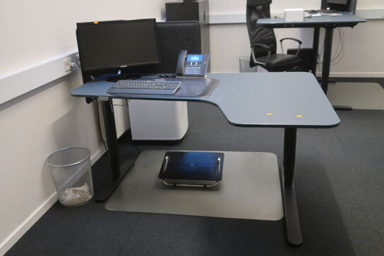 El. hæve/sænke skrivebord, computerskærm SAMSUNG samt skab