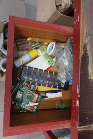 Arbejdsbord med indhold bl.a. plastikfolie