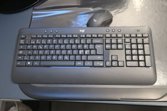 El. hæve/sænke skrivebord, computerskærm SAMSUNG samt skab