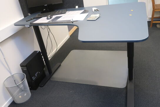 El. hæve/sænke skrivebord, computerskærm SAMSUNG, computer LENOVO samt skab