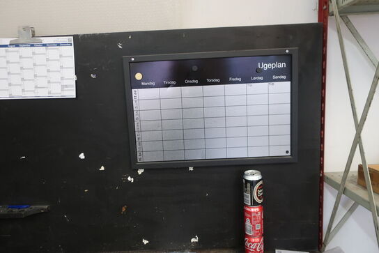 Arbejdsbord med indhold bl.a. plastikfolie