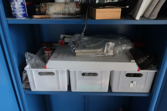 Stålskab med div. Håndværktøj, varelager m.m.