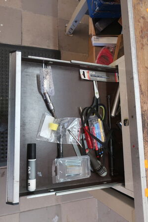 Arbejdsbord med skruestik samt div. Værktøj