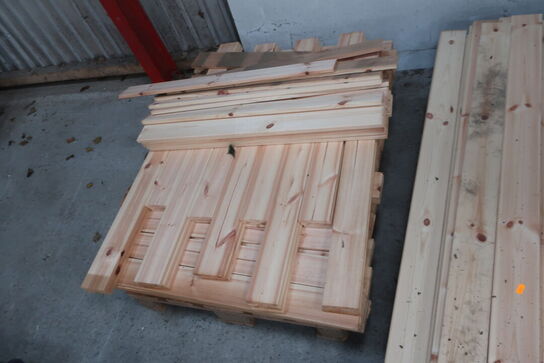 2 stk. paller med div. Træ